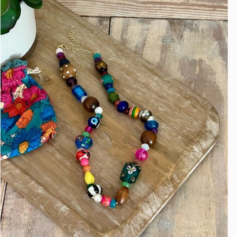 Natural life choker with extender